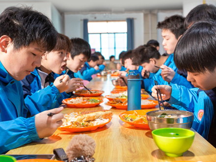 碑林学生用餐