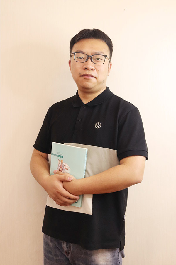 碑林杨斌 本科学历，毕业于西安航空学院